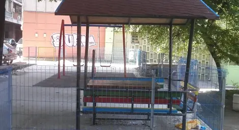 Детска площадка превърната в сборище на шумни младежи