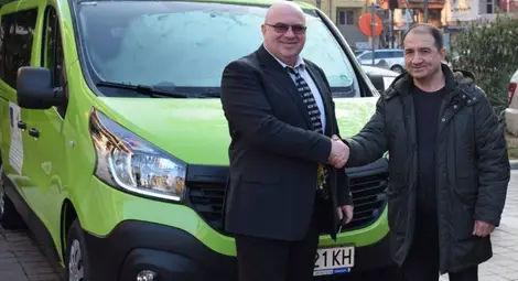 Зам.-кметът Енчо Енчев връчва ключовете на автомобила на д-р Стоян Стоянов.                                          Снимка: Община Русе