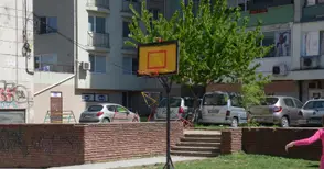 Кибритлия стреля с газов пистолет, за да плаши играещи баскетбол деца