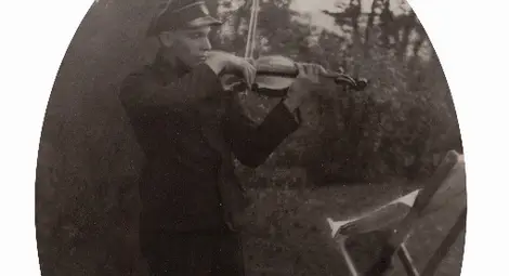 Минчо Минчев свири на цигулка като ученик в Музикалното училище в Котел