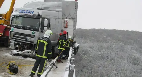 ТИР увисна от Писанския мост