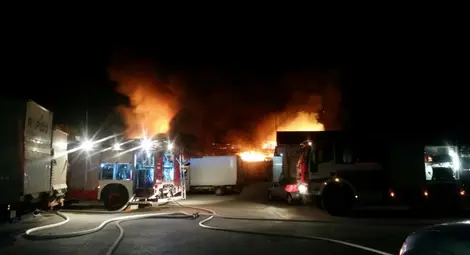 Адски пожар изпепели автосервиз, дърводелски цех и склад за пластмаса