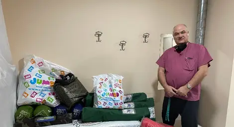 Д-р Георги Минчев с първите дарения. Снимка: Цвета НЕНОВА