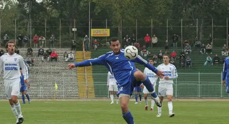 Помощник-треньорът Людмил Киров с картотека за играч на &bdquo;Дунав&ldquo;