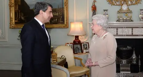 Плевнелиев дари кралица Елизабет Втора с везана българска покривка