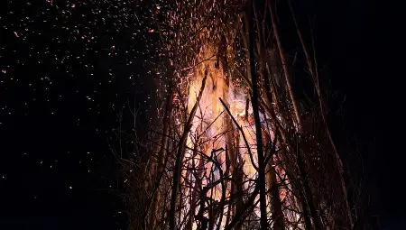 В Малко Враново отбелязаха Сирни Заговезни с „хамкане“, ритуален огън и даване на прошка В Малко Враново отбелязаха Сирни Заговезни с „хамкане“, ритуален огън и даване на прошка