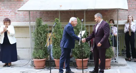 Драгомир Драганов: Професионалната гимназия по икономика и управление е призвана да възпитава млади хора със свободен дух и любопитен ум Драгомир Драганов: Професионалната гимназия по икономика и управление е призвана да възпитава млади хора със свободен дух и любопитен ум