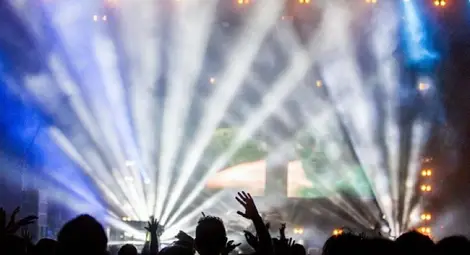 Хиляди се събраха на парти в Брюксел след първоаприлска шега