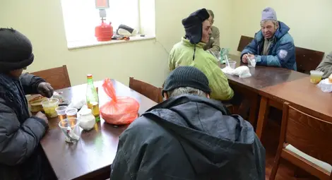 Вкусна супа и топла баня за бездомници в трапезарията на БЧК