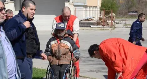 Спешна помощ се погрижи за натровения с въглероден оксид клошар, докато пожарникарите гасяха огъня.  Снимка: Красимир СТОЯНОВ