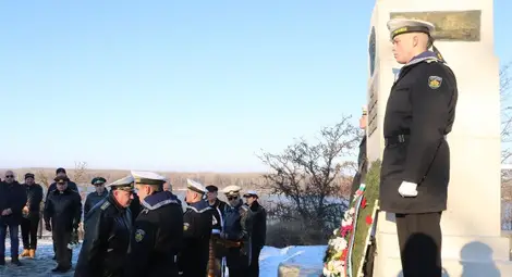 Висшето военноморско училище отбеляза 145 години от създаването си  с тържествена церемония пред Паметника на моряка в Русе