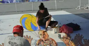 Волейболната топка оживява в  3D рисунки на централния площад