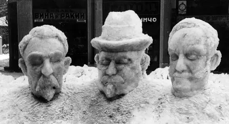 Сладкар с трето отделение превръщал  Русе в уникална снежна арт галерия