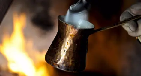 Бабово гощава с блага греяна  ракия и вкусна зелева чорба