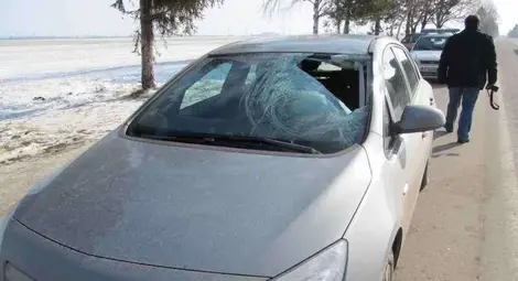 Полетяло от ТИР парче лед изпрати шофьор в русенската болница