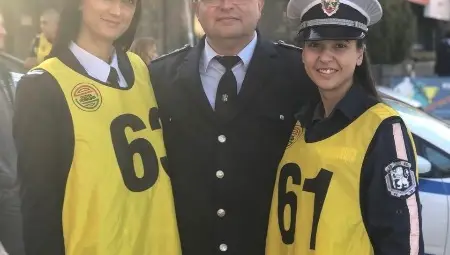 Началникът на КАТ Михаил Манов с двете спечелили първо и второ място на конкурса &bdquo;Полицай на годината 2019&ldquo; Деница Господинова /вляво/ и Невена Бечева.                  Снимка:&ldquo;Утро&ldquo;
