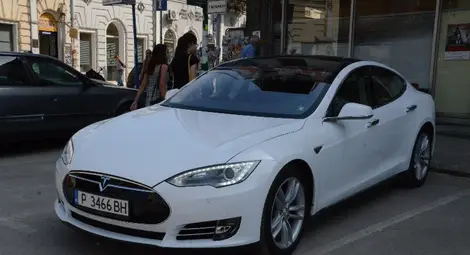 Русенец купи една от трите „Тесла S 85“ в България Русенец купи една от трите „Тесла S 85“ в България