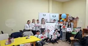 Ученици изработват валентинки в творческа работилница в библиотеката в Разград