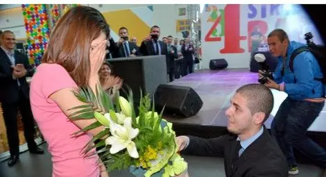 Романтично: Охранител предложи брак на любимата пред над 100 души