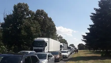 Задръстването от тирове по &bdquo;България&ldquo; доведе до саморазправа с брадва