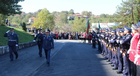 С армейски почести във Ветово откриха мемориална плоча в памет на полковник Велико Пенчев С армейски почести във Ветово откриха мемориална плоча в памет на полковник Велико Пенчев