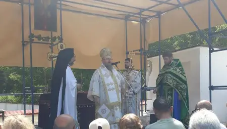 Митрополит Наум служи пред стотици миряни от България и Румъния в манастира с чудодейното аязмо „Света Марина“ в Каран Върбовка Митрополит Наум служи пред стотици миряни от България и Румъния в манастира с чудодейното аязмо „Света Марина“ в Каран Върбовка