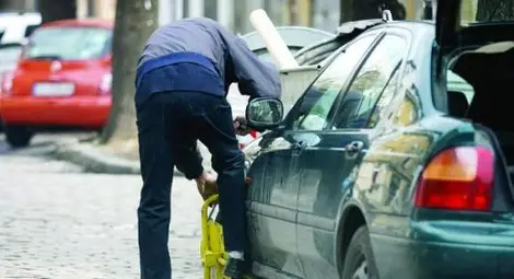 Шофьор отряза скобата си, напердаши общински служител и избяга с колата