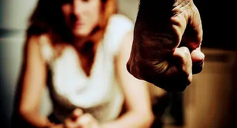 Бивш партньор преби жена с метална тръба