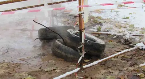 След инцидента хората заградиха дупката с вряла вода с подръчни материали. 		                   Снимка: Архив &bdquo;Утро&ldquo;