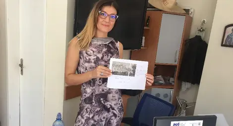  Лилия Манолова показва печелившия талон. Снимка: Авторът