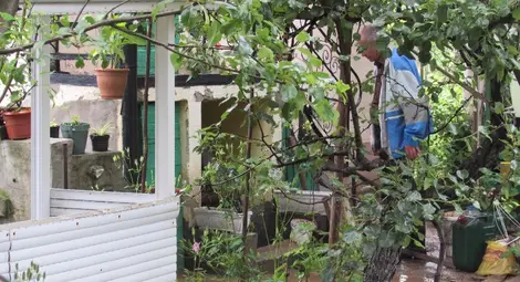 Собствениците на имоти и вчера се бореха с последствията от бедствието.		                    Снимки: Красимир СТОЯНОВ