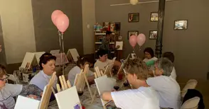 На чаша вино онкоболни  рисуваха разходка с колело