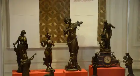 Сребърни табакерки и причудливи вази  и сервизи припомнят лукса на 19 век