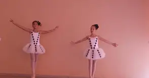 Балеринки от „Инфанти“ показват на връстници палци и балетни пачки