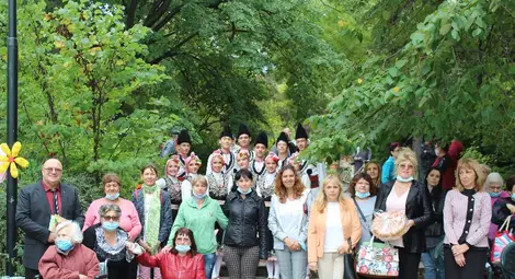 Въпреки лошото време концертът беше истински празник за обитателите на домовете за възрастни хора. Снимка: Община Русе