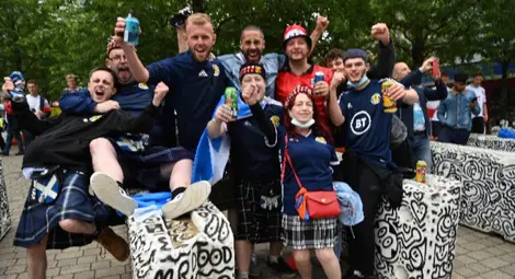 Близо 2000 заразени с коронавирус в Шотландия след мачове от Евро 2020