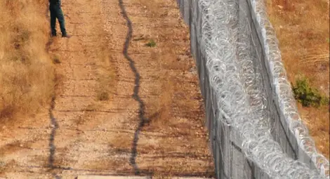 Как нелегалните влизат у нас? Стълба през оградата на границата и...