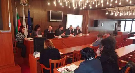 Специализираната областна комисия обсъди програмата "От помощи към заетост"