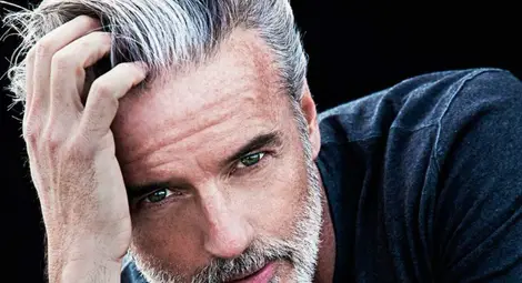 Не се смущавайте, ако косата ви посивее рано, а напротив - оказва се, че е много добре за вас!