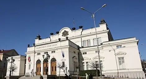 Парламентът започва със свалянето на Искров