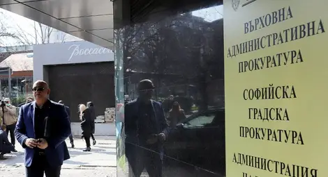 Емил Димитров се яви в прокуратурата