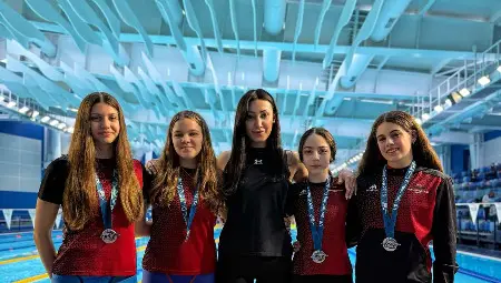 Самира Джавид, Алиша Димитрова, Ан-Мари Младенова и Зара Сабриева се поздравиха със сребро в щафетата в смесен стил. Самира Джавид, Алиша Димитрова, Ан-Мари Младенова и Зара Сабриева се поздравиха със сребро в щафетата в смесен стил.