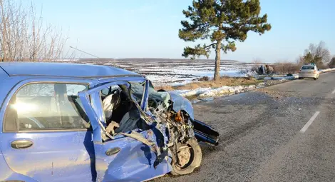 27-годишен без книжка прати баща и двамата му сина в болницата