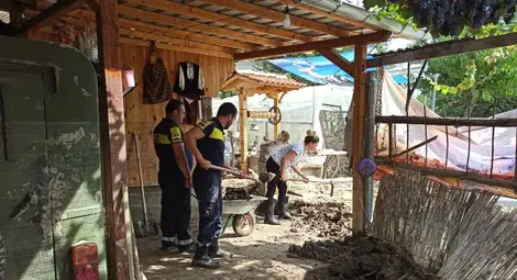 Петима служители от русенското управление на ТОЛ-системата се включиха в разчистването на пострадалото от наводнението село Каравелово. Заедно с тях са колегите им от Разград, Варна, Силистра и други градове. По думите на ръководителя им Димитър Вълков ситуацията в селото е трудна, има нужда от още помощ и човешка работна ръка, тъй като са започнали гнилостни процеси и загиналите животни са опасност за зарази.