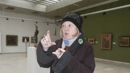 На сантиметри от платната на художници като Бешков и Ганушев вали. И още дълго ще е така