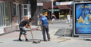 Разкопават новите плочки по тротоара на „Борисова“