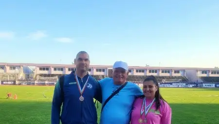 Радослав Иванов и Ивелина Милкова с личния си треньор Борислав Иванов. Снимка: Утро