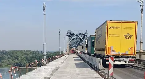 Монтират се реставрираните стълбове за осветление на Дунав мост при Русе Монтират се реставрираните стълбове за осветление на Дунав мост при Русе