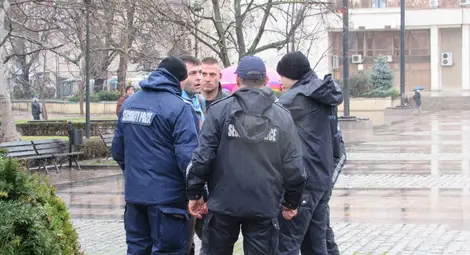 Полицаи изведоха мъжа, който извика &bdquo;Предател&ldquo; и &bdquo;Оставка&ldquo;.                                                                   Снимка: Русе Медиа