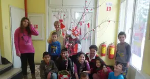 В Николово облякоха дърво в червено-бяла премяна